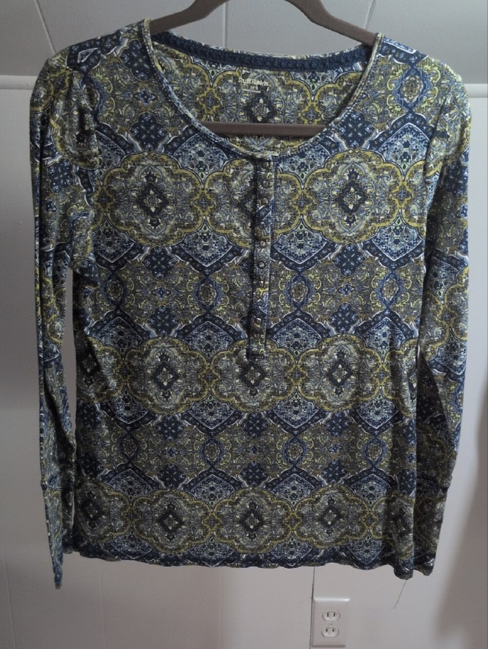 5 Shirts For $17 All In Very Good Used Shape. 2 Tank Tops, 1 3/4 , 2 Long Sleeve - Picture 6 of 6